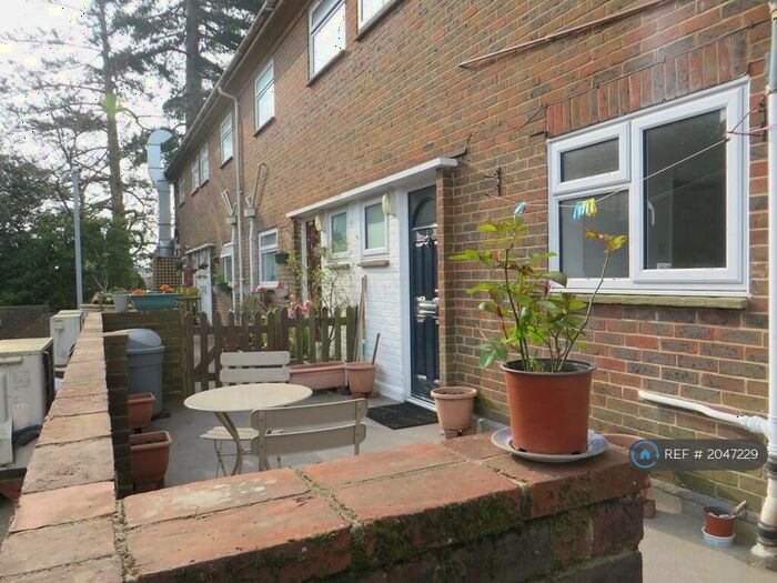 2 Bedroom Maisonette To Rent In Park Parade, Haywards Heath, RH16