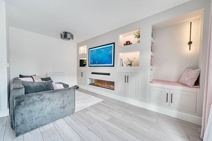 3 Bedroom Semi-Detached House For Sale In Troon Road, Boorley Green, Southampton, SO32