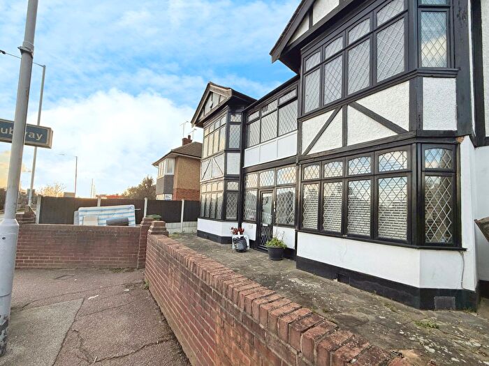 5 Bedroom Detached House To Rent In Eastern Avenue East, Romford, Essex, RM1