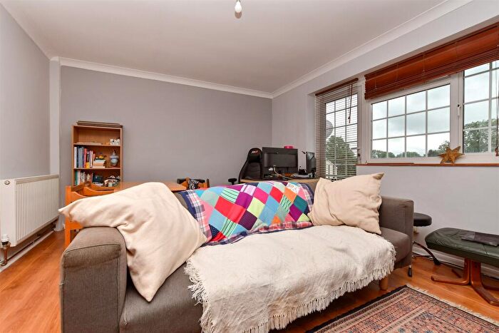 2 Bedroom Flat For Sale In Morden Close, Tadworth, Surrey, KT20