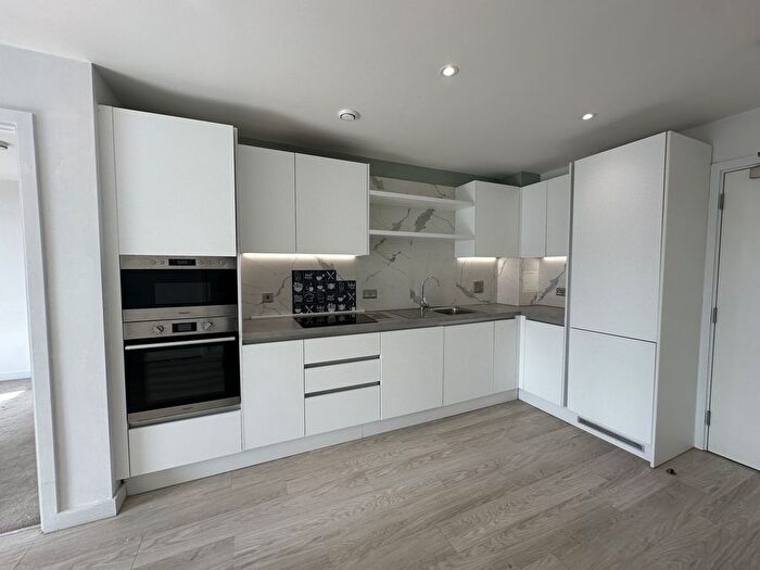 2 Bedroom Flat To Rent In Holdenhurst Road, Bournemouth, BH8
