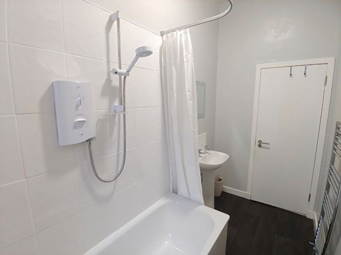 2 Bedroom Flat To Rent In Clarendon Place, St Georges Cross, Glasgow, G20