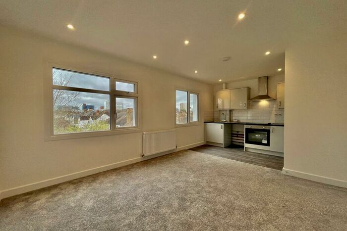 1 Bedroom Flat To Rent In Lancaster Crescent, SS1