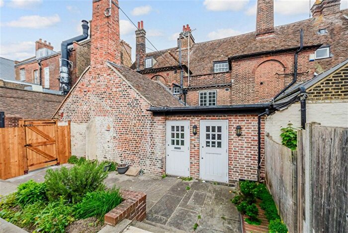 4 Bedroom Maisonette For Sale In Eastgate Terrace, Rochester, Kent, ME1