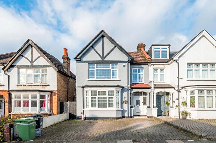 4 Bedroom Semi-Detached House For Sale In Bellingham Road, Catford, London, SE6