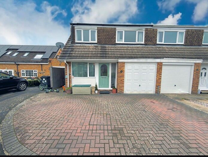 3 Bedroom Semi-Detached House For Sale In Stapleton Close, Highworth, Swindon, SN6