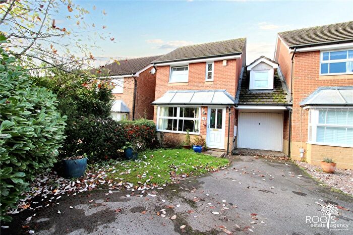 3 Bedroom Link Detached House For Sale In Broadmeadow End, Thatcham, Berkshire, RG18
