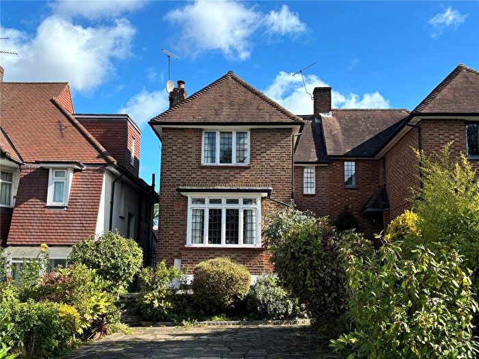 3 Bedroom Semi-Detached House For Sale In The Avenue, London, N10