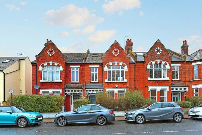 3 Bedroom Flat To Rent In Emmanuel Road, SW12