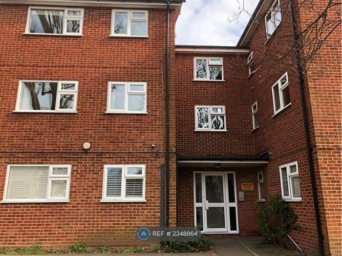 3 Bedroom Flat To Rent In Berrylands, Surbiton, KT5