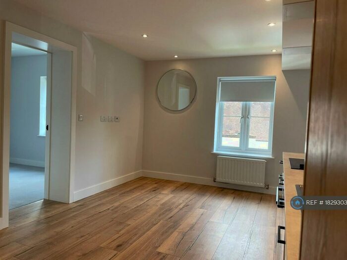 1 Bedroom Flat To Rent In Dunleys Hill, Hook, RG29