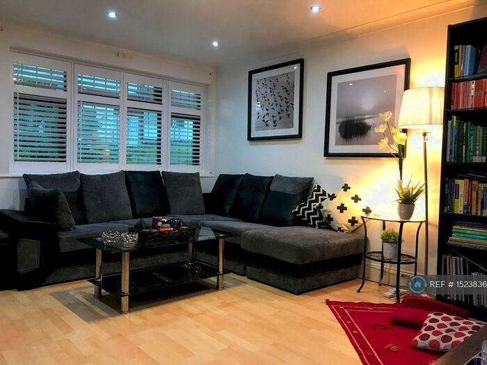 3 Bedroom Terraced House To Rent In North Dene, Chigwell, IG7