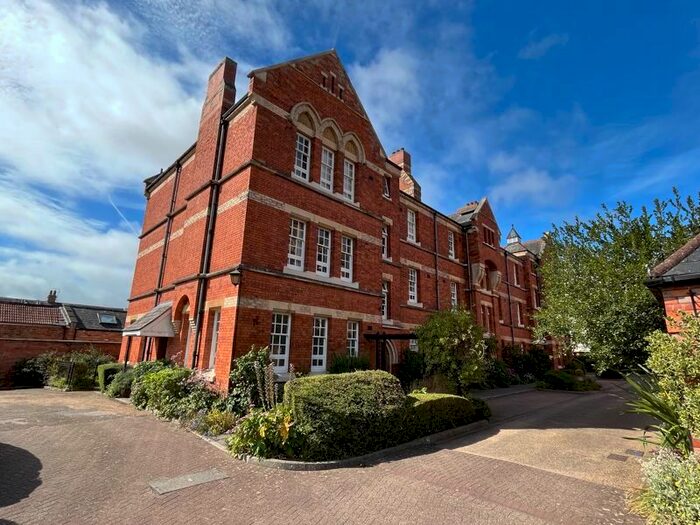 2 Bedroom Flat To Rent In The Mount, Taunton, TA1