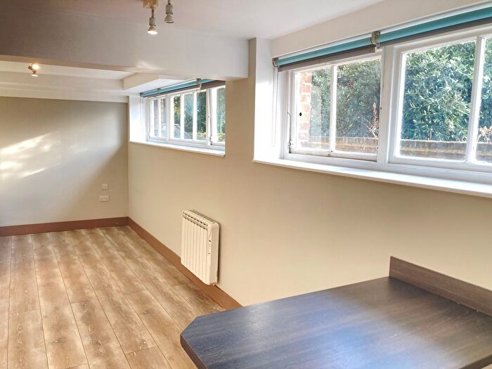 Studio To Rent In Very Near Kilburn High Road Area, Kilburn Brondesbury Station Area, NW6