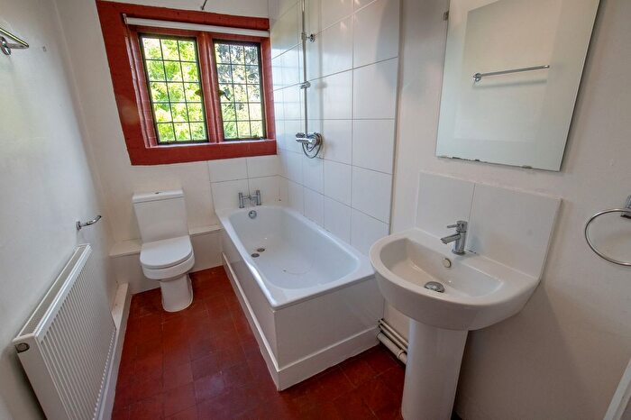 1 Bedroom Flat To Rent In Abbot Road, Benchway, GU1