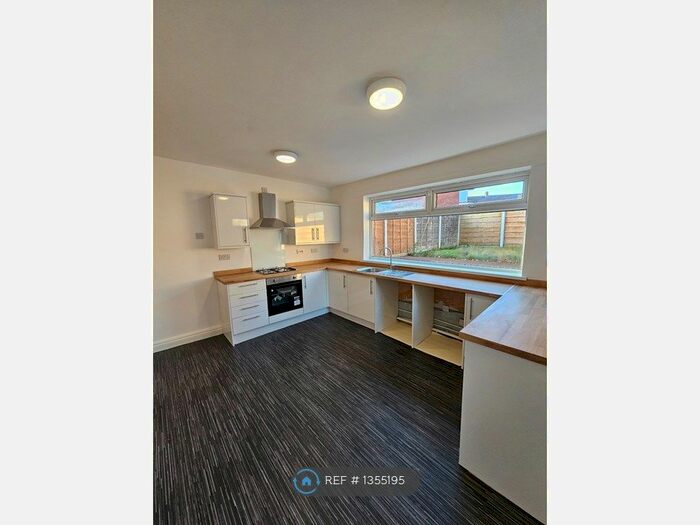 2 Bedroom Semi-Detached House To Rent In Cornwall Road, Droylsden, Manchester, M43