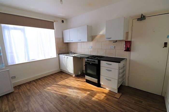 2 Bedroom Flat To Rent In South Park Road, Ilford, Essex, IG1