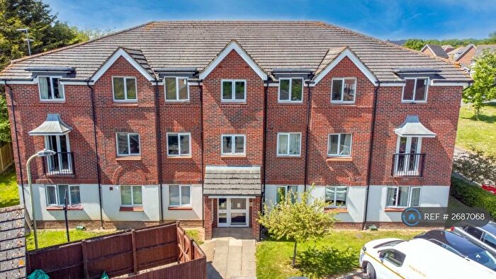 2 Bedroom Flat To Rent In Benham Drive, Spencers Wood, Reading, RG7
