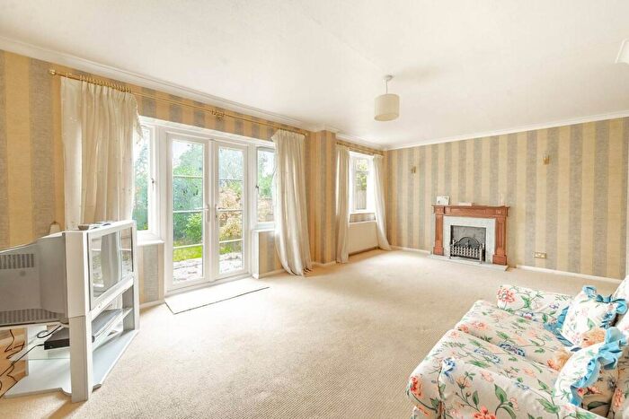 5 Bedroom Detached House For Sale In Winscombe Way, Stanmore, HA7