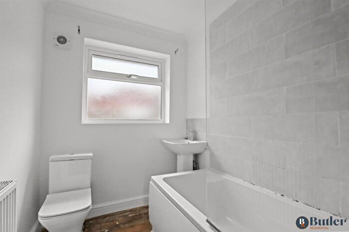 2 Bedroom Semi-Detached Bungalow For Sale In Greenfield Avenue, Kettering, NN15