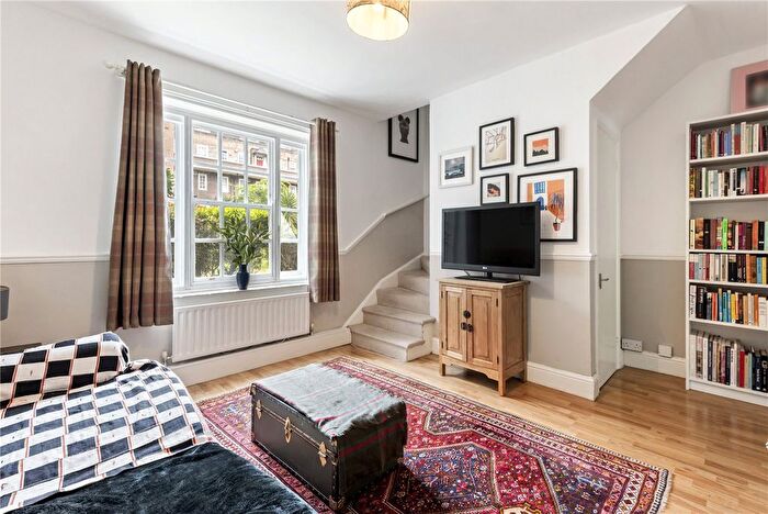 2 Bedroom Maisonette For Sale In Harcourt House, Albion Avenue, London, SW8