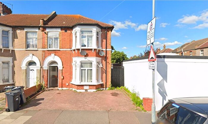 2 Bedroom Flat To Rent In Winchester Road, Ilford, IG1
