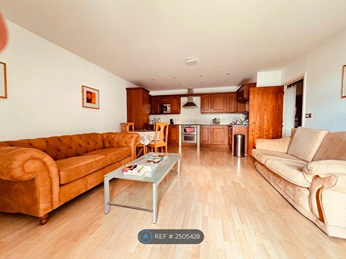 2 Bedroom Flat To Rent In The Meridian, Reading, RG1