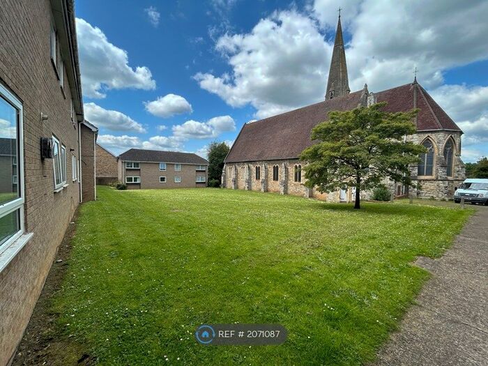 2 Bedroom Flat To Rent In Basing Close, Maidstone, ME15