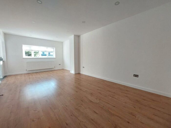 3 Bedroom Maisonette To Rent In Ridge Hill, Golders Green, London, NW11