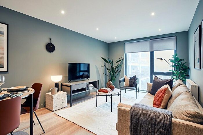 2 Bedroom Flat To Rent In Clyde Place, Glasgow, G5