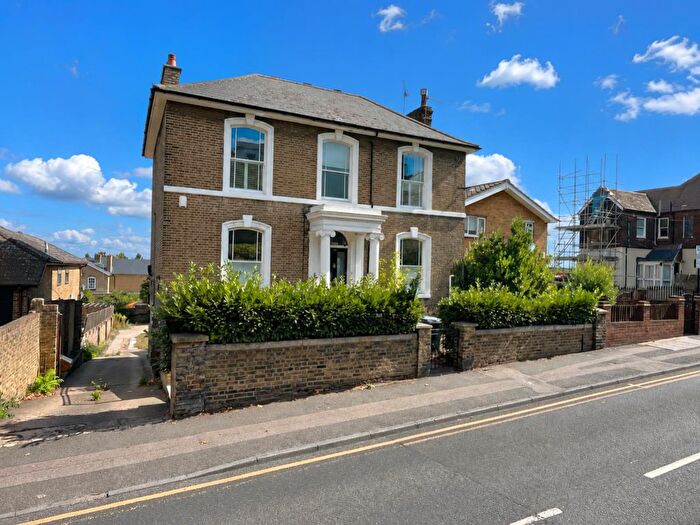 4 Bedroom Detached House For Sale In Parrock Road, Gravesend, DA12