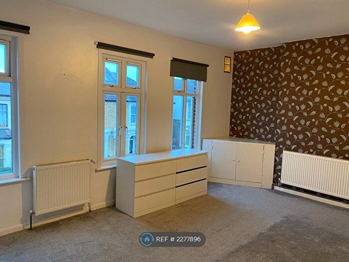 2 Bedroom Flat To Rent In Thurlestone Road, West Norwood, London, SE27