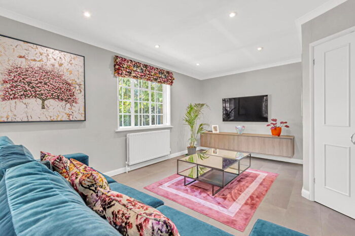 4 Bedroom Detached House For Sale In Totteridge Lane, Totteridge, N20