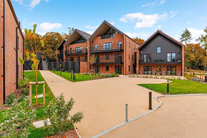 3 Bedroom Flat For Sale In Meadow Chase, Henley-On-Thames, RG9