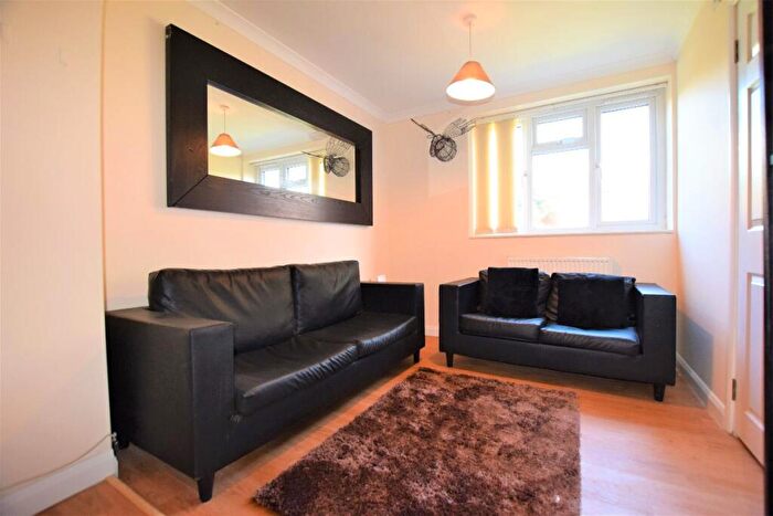 6 Bedroom Semi Detached House To Rent In Bed Student House - Knight Avenue, CT2