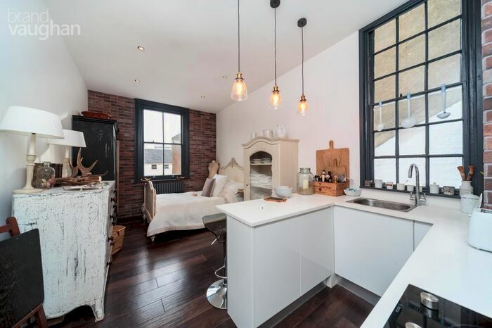 Studio To Rent In Brunswick Square, Hove, BN3
