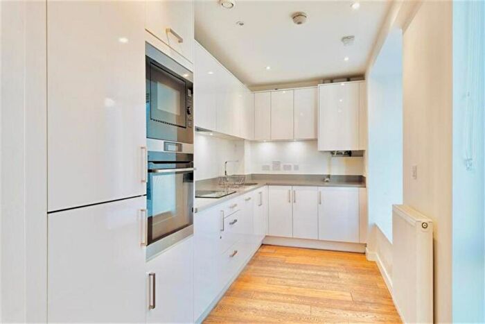3 Bedroom Flat To Rent In Rope Court, Canoe Walk, E14