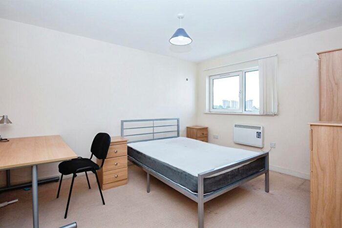 2 Bedroom Flat To Rent In Bishops Corner, Hulme, M15
