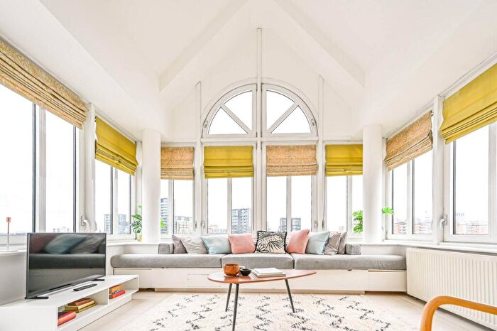 3 Bedroom Flat To Rent In Clove Hitch Quay, Battersea, London, SW11