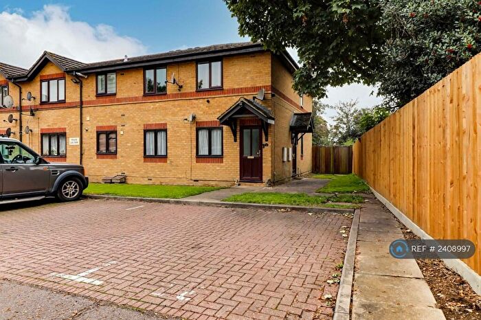 2 Bedroom Maisonette To Rent In Alexander Court, Cheshunt, Waltham Cross, EN8