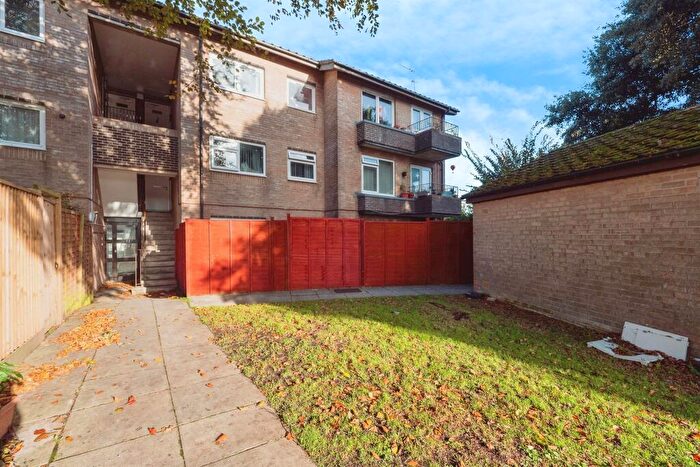 2 Bedroom Flat For Sale In Wyke Road, Weymouth, DT4