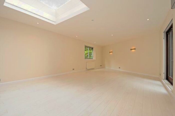 2 Bedroom Apartment To Rent In Hall Road, St John`s Wood, NW8