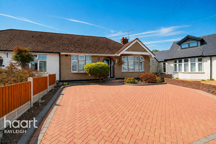 3 Bedroom Semi-Detached House For Sale In Thames Close, Rayleigh, SS6