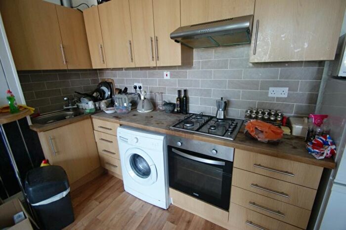 3 Bedroom Flat To Rent In Otley Road, Headingley, Leeds, LS16