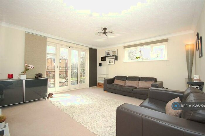 2 Bedroom Flat To Rent In Riverside House, Morden, SM4