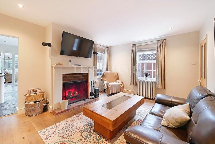 3 Bedroom Semi-Detached House For Sale In Peveril Road -, NN5