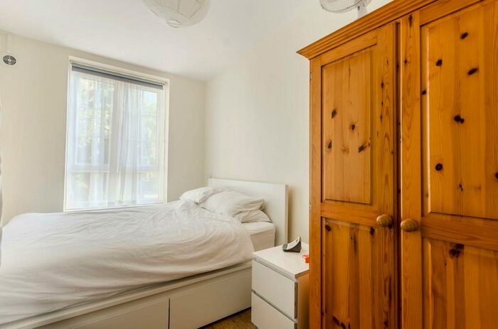 1 Bedroom Flat To Rent In Dog Kennel Hill Estate, East Dulwich, London, SE22