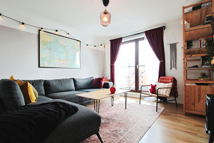 2 Bedroom Flat For Sale In Schooner Way, Cardiff, CF10