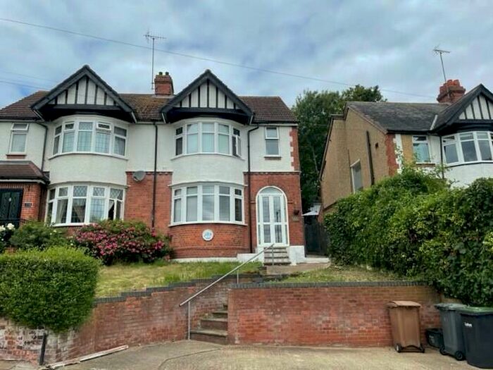 3 Bedroom Semi-Detached House To Rent In Seymour Road, LU1