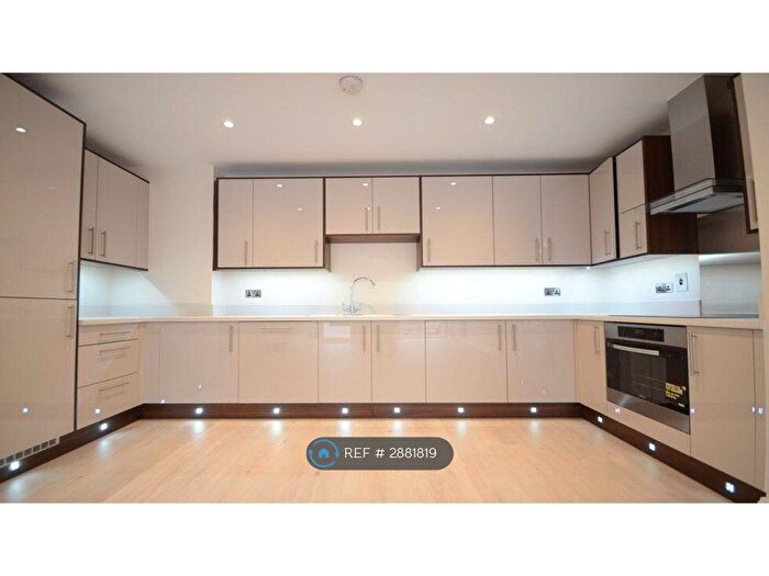 3 Bedroom Flat To Rent In Heathland Court, Maidenhead, SL6